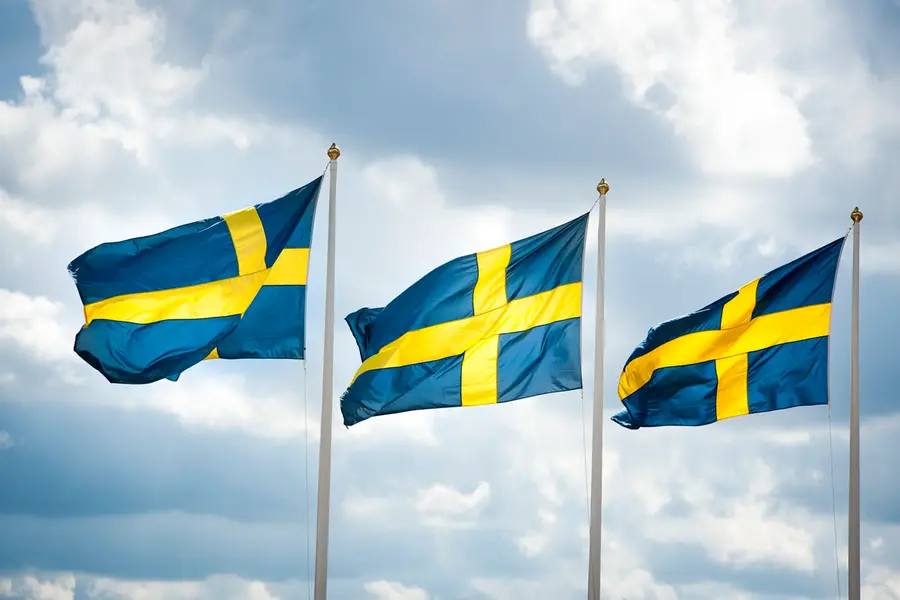Tre hissade svenska flaggor.